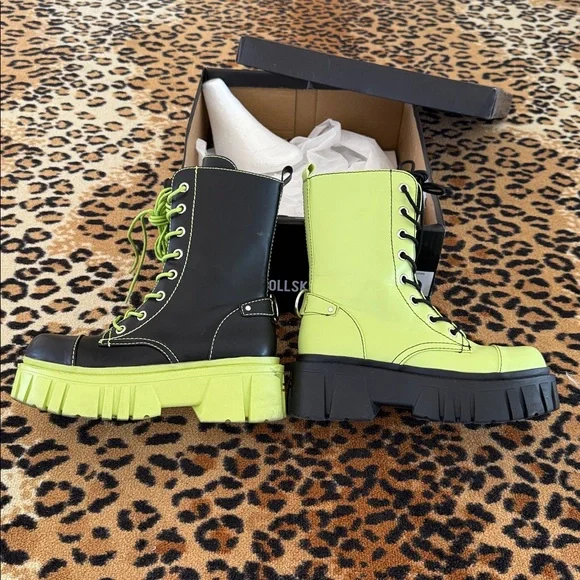 Dolls Kill black/green ‘mismatched’ Combat Boots - Picture 6 of 7